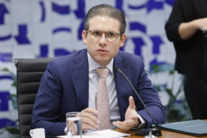 Hugo Motta elogia decisão de Moraes de suspender o aumento do IOF