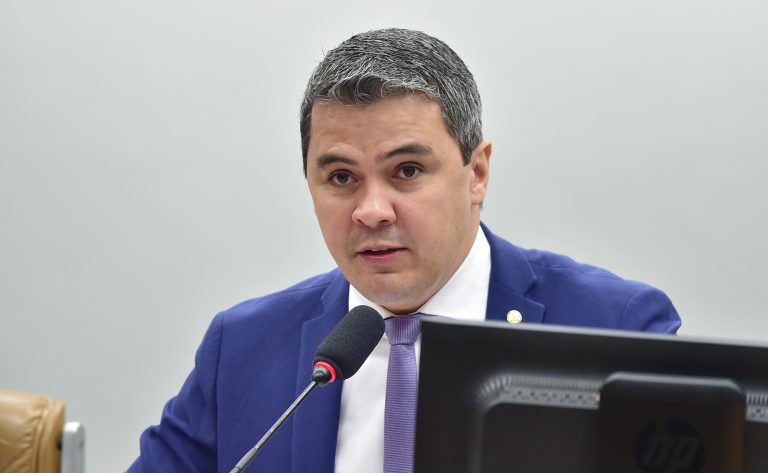 Comissão aprova regra para reiterar que estacionamento para pessoa com deficiência inclui autista
