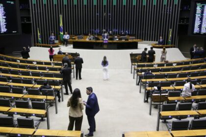 Deputados aprovam urgência para projeto sobre avaliação de incentivos fiscais; acompanhe