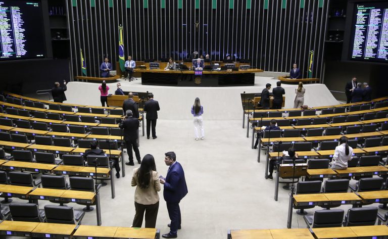 Deputados aprovam urgência para projeto sobre avaliação de incentivos fiscais; acompanhe