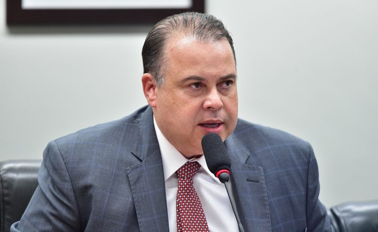 Comissão aprova projeto que facilita instalação de infraestruturas básicas de telefonia celular