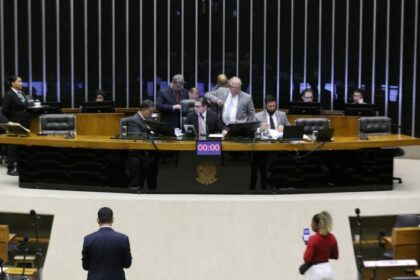 Oposição rebate campanha contra o Congresso nas redes sociais; governistas criticam desigualdade social